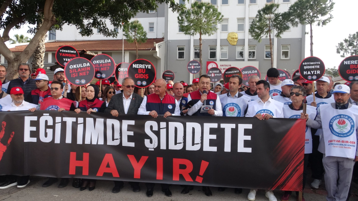 Antalya'da okullara yapılan saldırılar protesto edildi